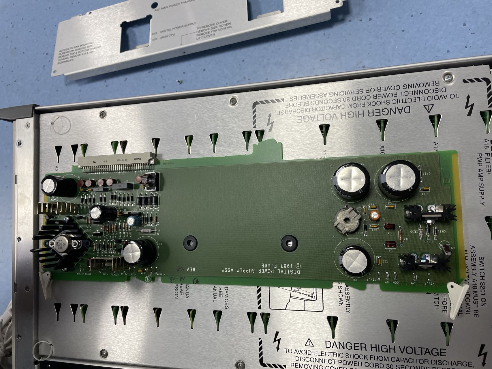 維修多功能校準儀FLUKE5700A 1 (1).jpg